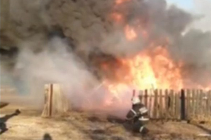 Юрий Курлаев снял взрыв на крупном пожаре в Хакасии - видео
